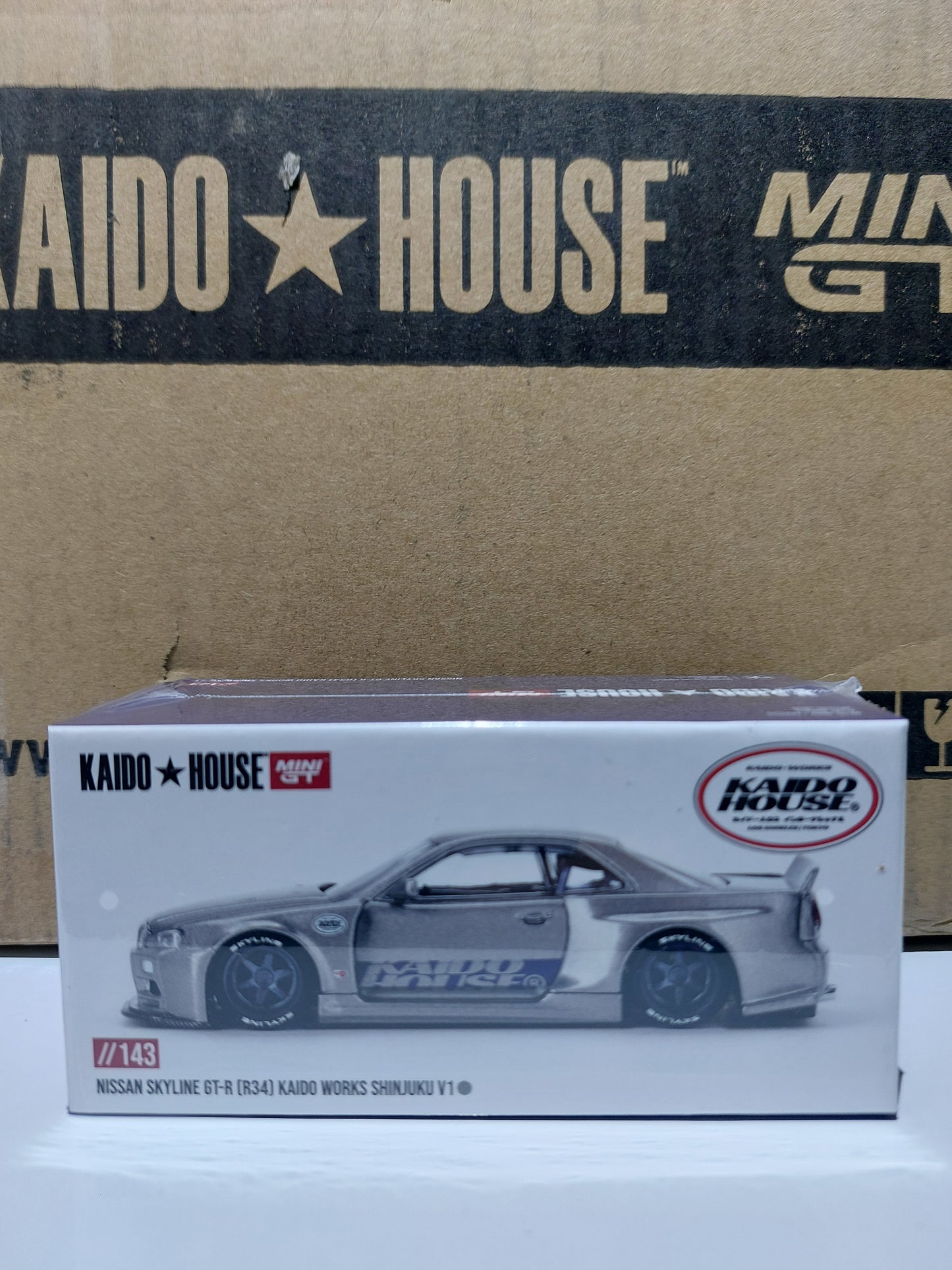 Kaido House x Mini GT 1:64 Nissan Skyline GT-R (R34) Kaido Works SHINJUKU V1 – Plata